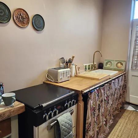 Rosie's Place - 3 - 13 Crown Terrace * Scarborough