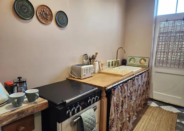 Rosie's Place - 3 - 13 Crown Terrace * Scarborough